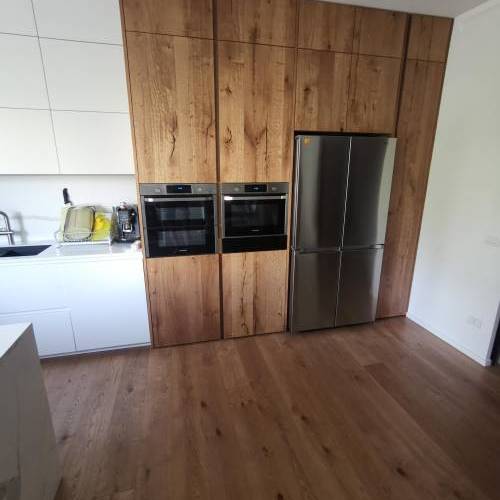 Rovere maxi plancia rustico termotrattato color tabacco con rivestimento a parete in tinta